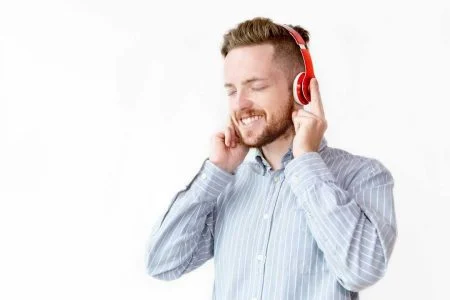 زبان انگلیسی ۱۲ راه برای بهبود مهارت لیسنینگ زبان انگلیسی