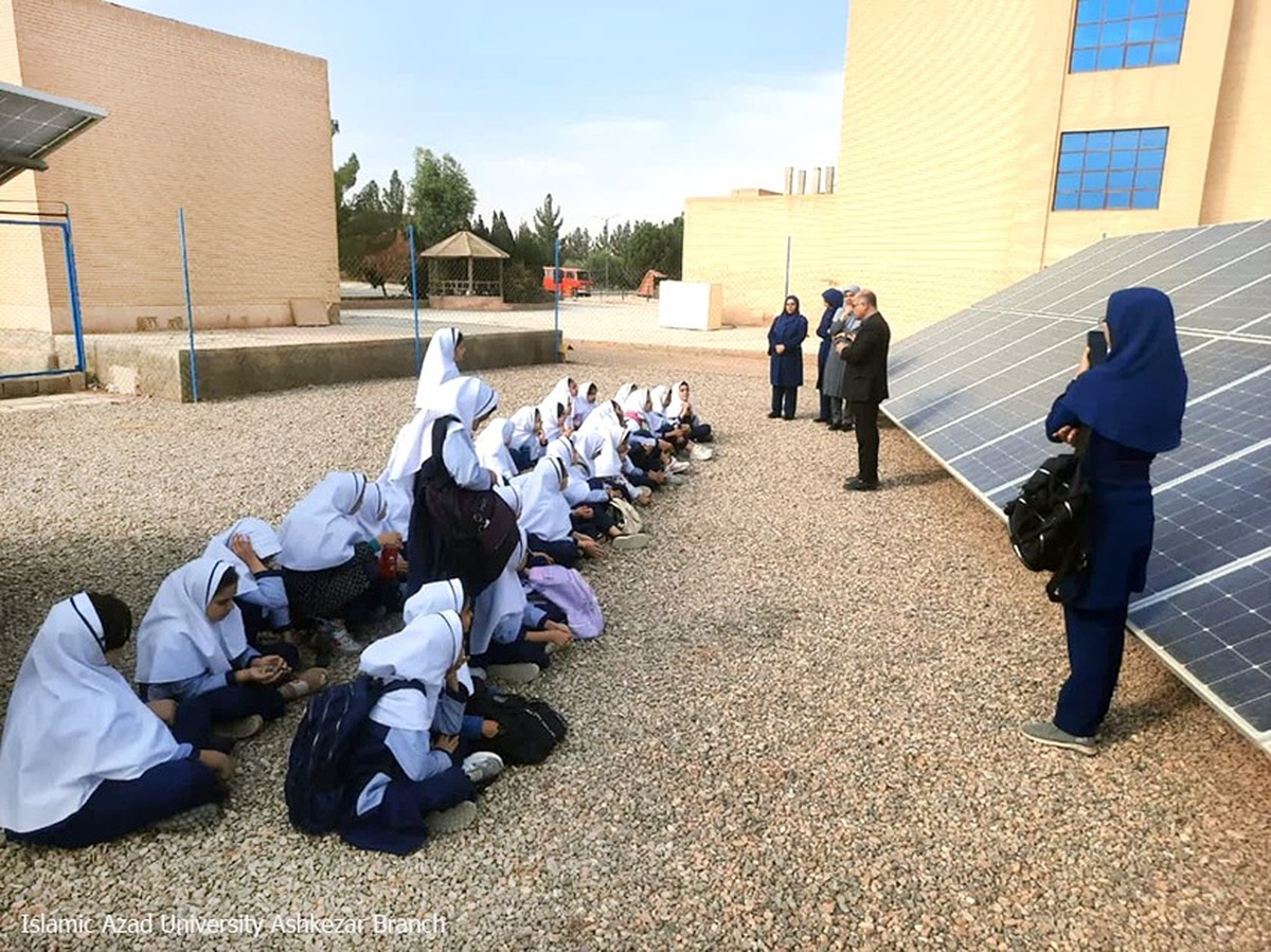 بازدید دانش‌آموزان سما از نیروگاه خورشیدی ۱۰۰ کیلوواتی دانشگاه آزاد اشکذر