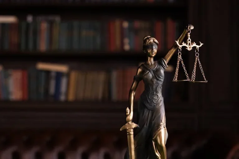 وکیل شرب خمر در تبریز: دفاع تخصصی کیفری و راهنمای جامع